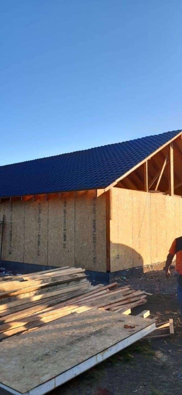 Vivienda terminada con revestimiento oscuro y madera